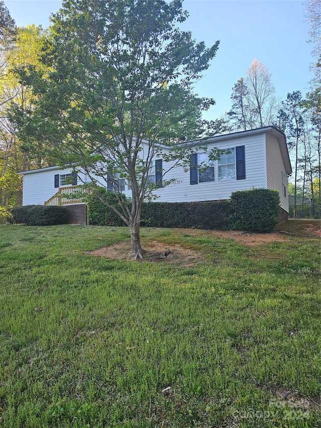 view of front of property featuring a front yard