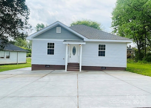 view of front of house featuring a front yard