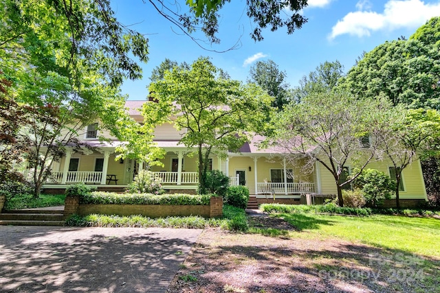 view of front of property with a front yard and covered porch