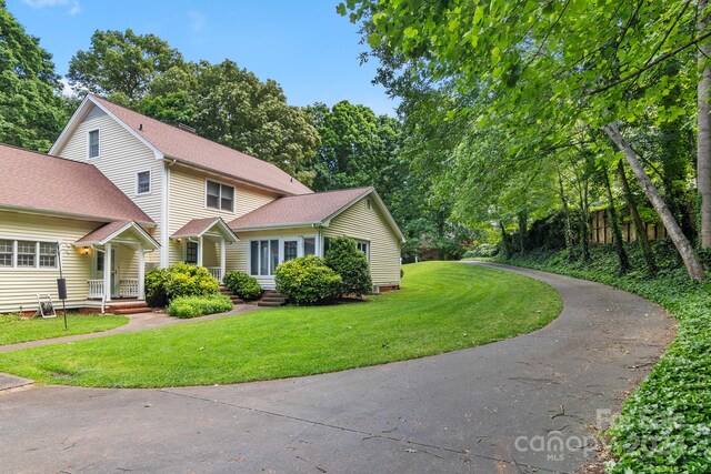 view of front of property featuring a front lawn