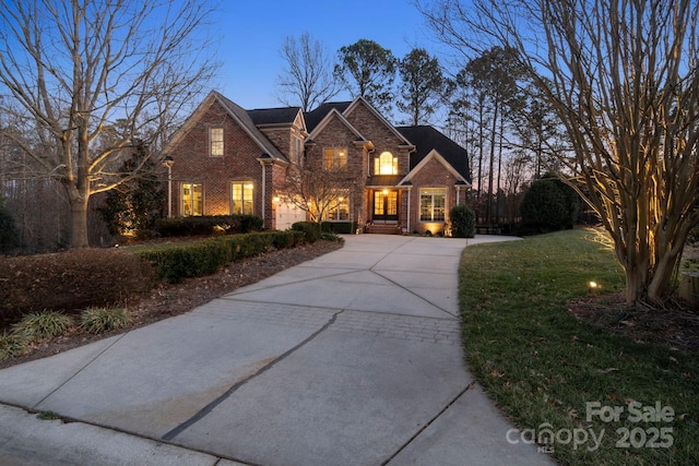 view of front property featuring a lawn