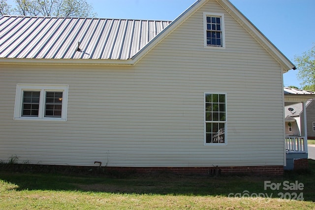 view of side of property featuring a yard