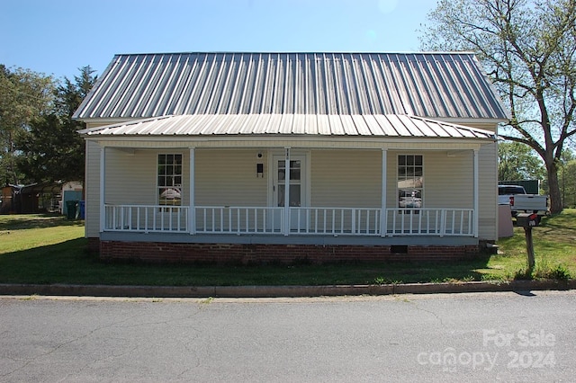 view of front of property with a front yard and covered porch