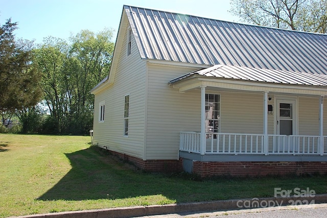 view of front of property with a front yard and covered porch