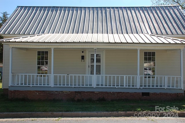 view of front facade with covered porch