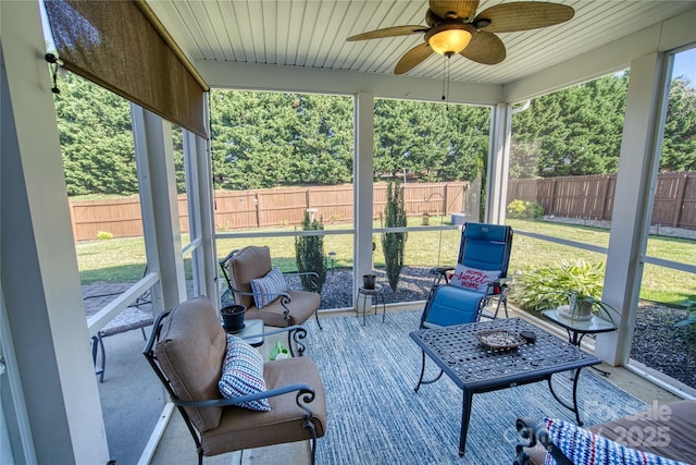 sunroom with ceiling fan