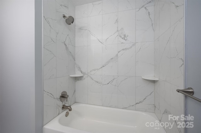 bathroom featuring tiled shower / bath combo