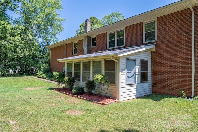 view of front of home featuring a front yard