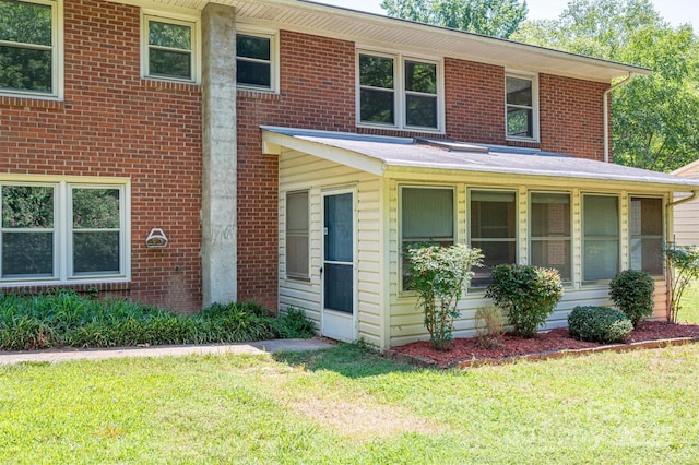 view of front of home with a front lawn