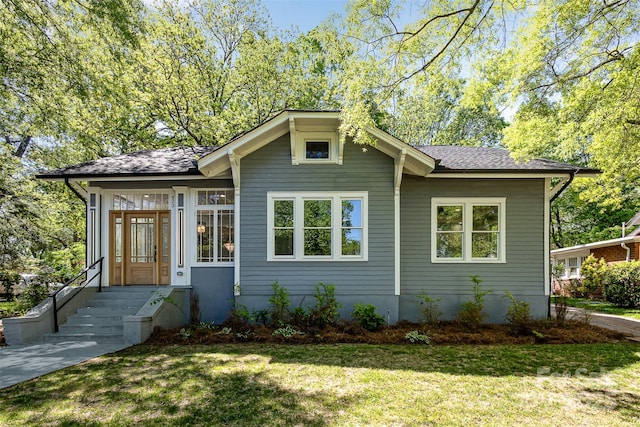 view of front facade featuring a front yard