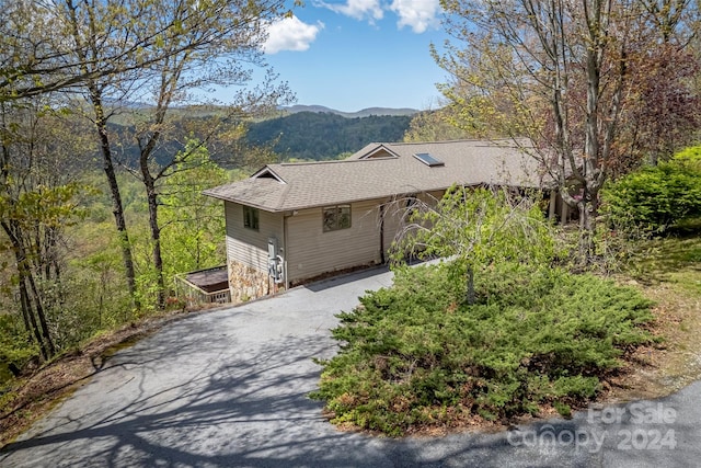 single story home featuring a mountain view