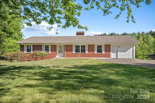 single story home with a front yard