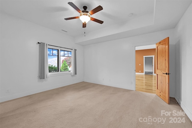 carpeted spare room featuring ceiling fan