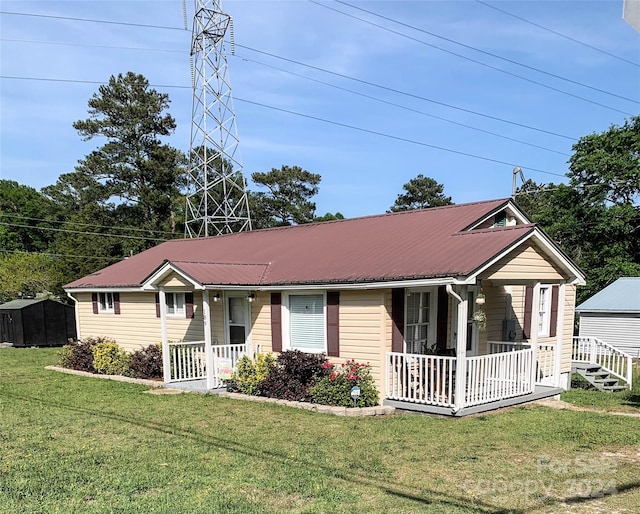 ranch-style home featuring a front lawn and a porch