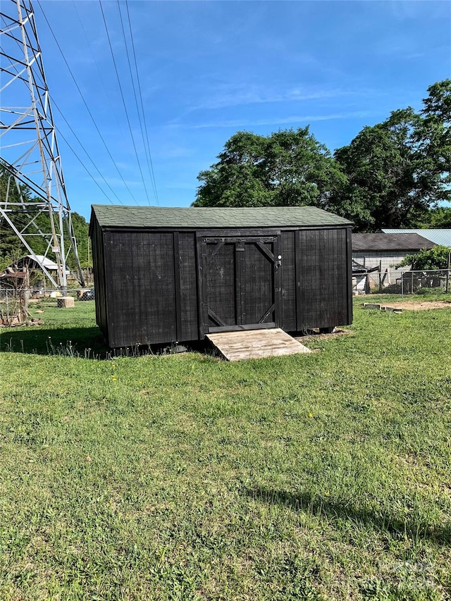 view of yard with a storage unit