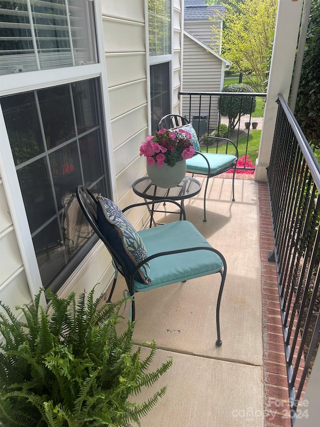 balcony featuring covered porch