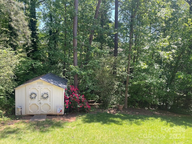 view of yard featuring a shed