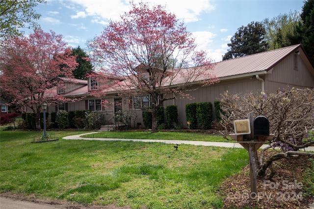 single story home with a front lawn