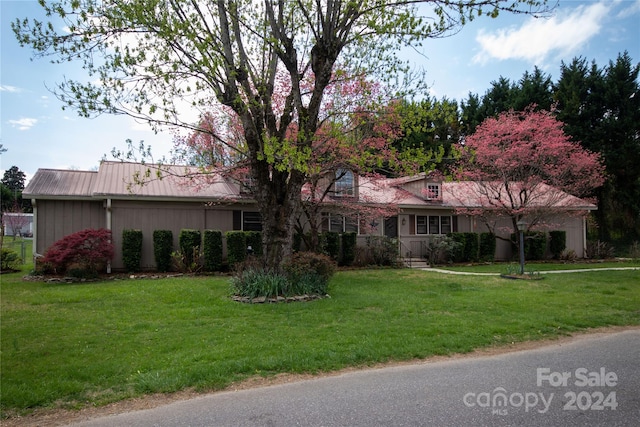 single story home with a front lawn