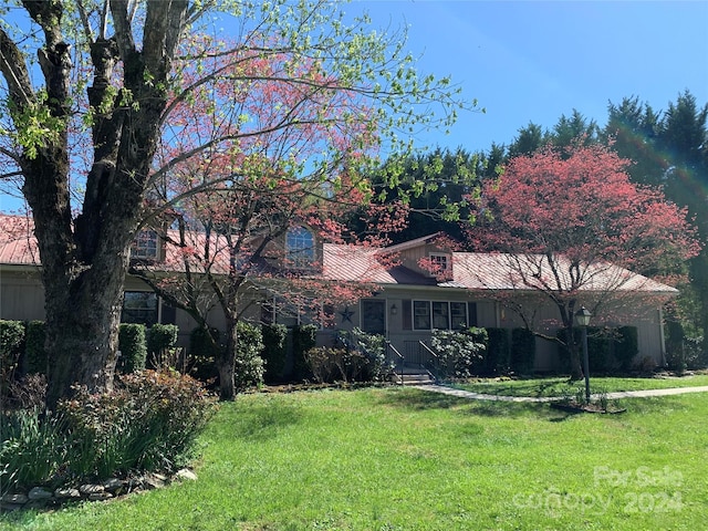 view of front of house featuring a front lawn