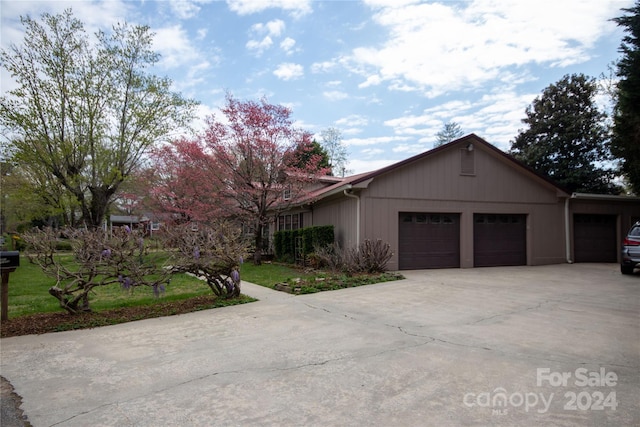 single story home featuring a garage