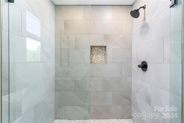 bathroom featuring tiled shower