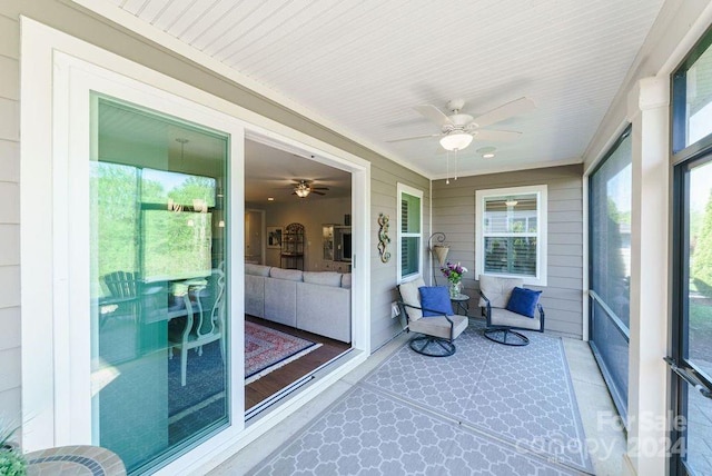 sunroom with ceiling fan