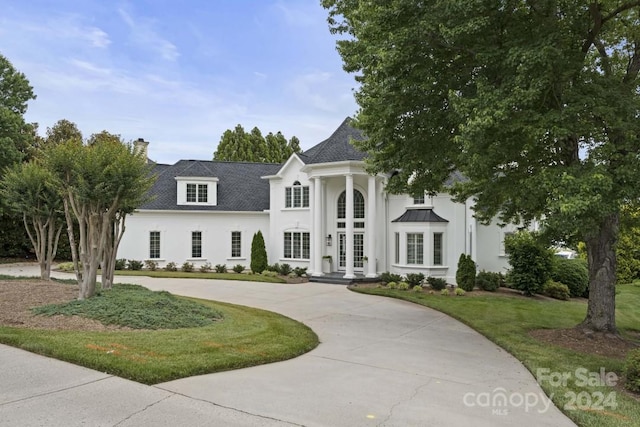 view of front of property featuring a front lawn