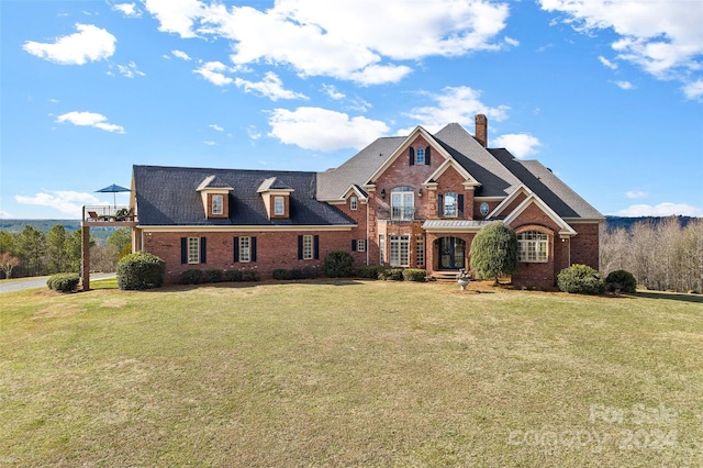 view of front of home featuring a front lawn