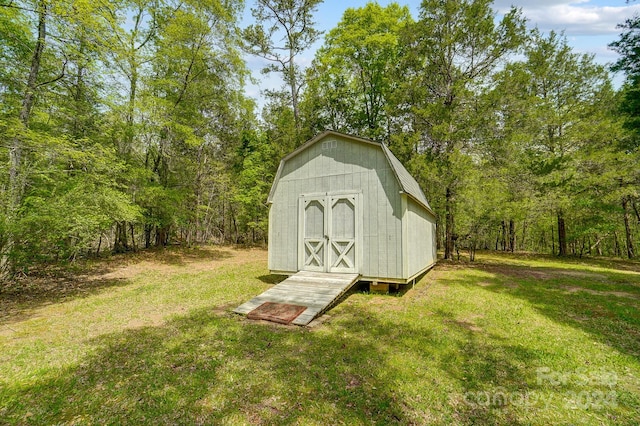 view of outdoor structure with a yard