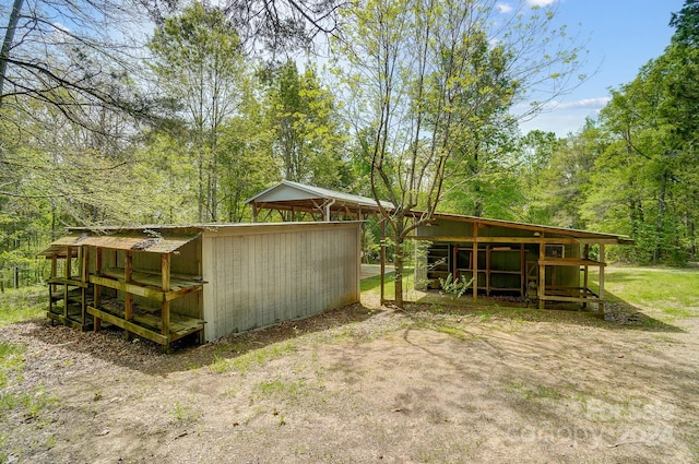 view of yard featuring an outbuilding