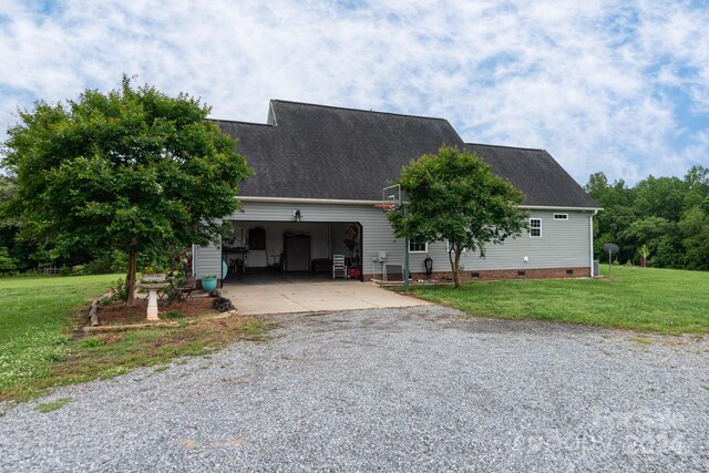 cape cod-style house featuring a front lawn