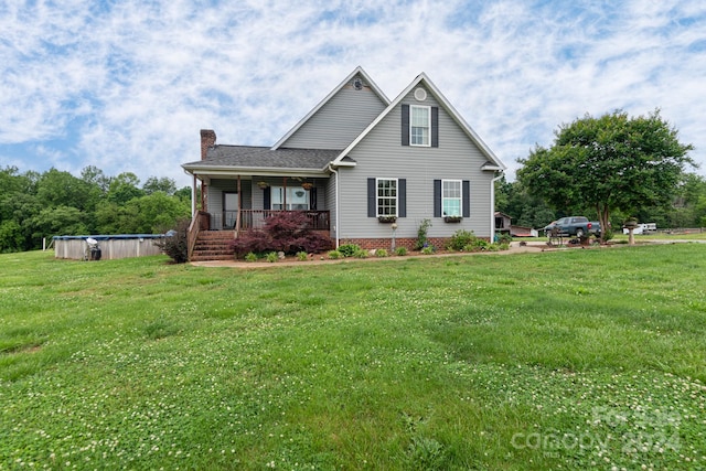 view of front facade featuring a porch and a front yard