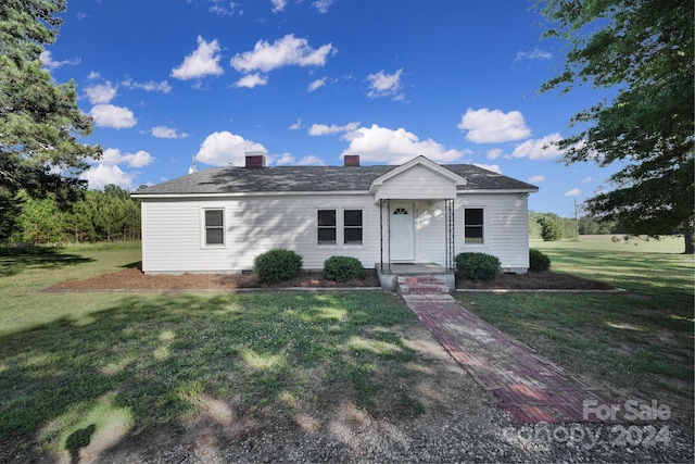 view of front of property featuring a front yard