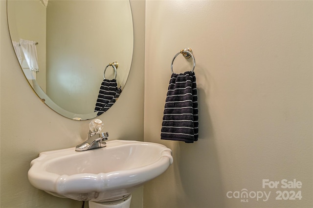 bathroom with sink