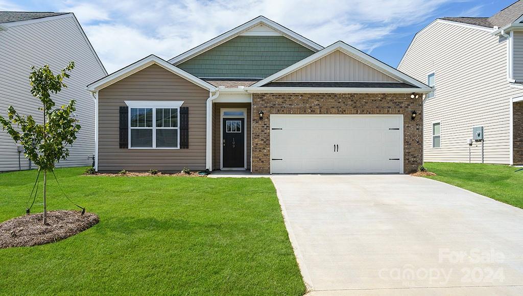 view of front of home featuring a front lawn and a garage