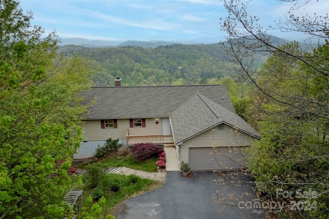 view of front of property featuring a mountain view