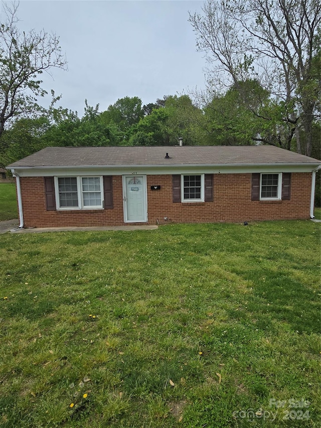 ranch-style home with a front yard