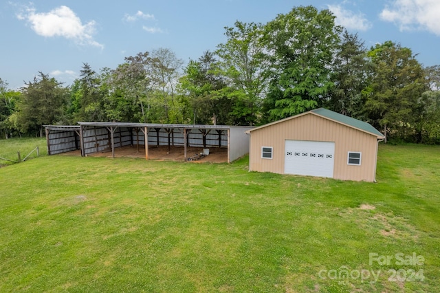 view of yard featuring an outdoor structure and a garage