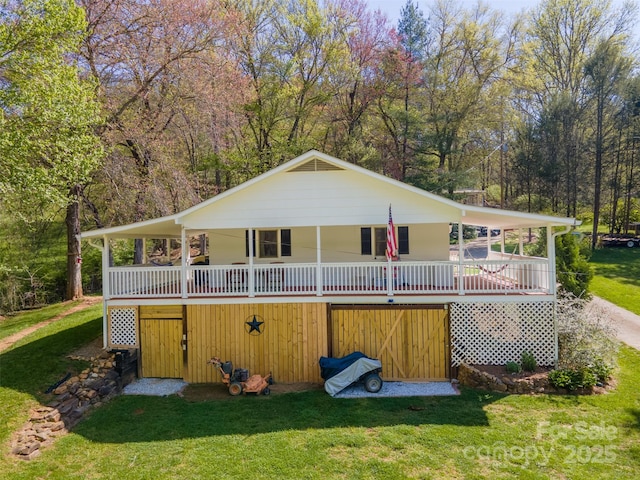 back of house featuring a lawn