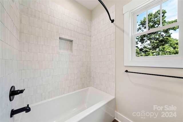 bathroom with tiled shower / bath