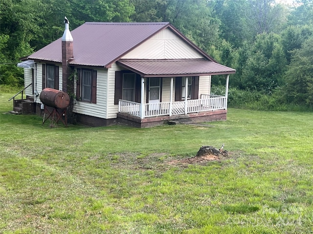 view of front of house featuring a porch and a front yard