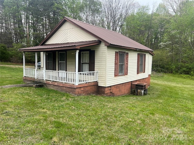 view of front of home featuring a front lawn