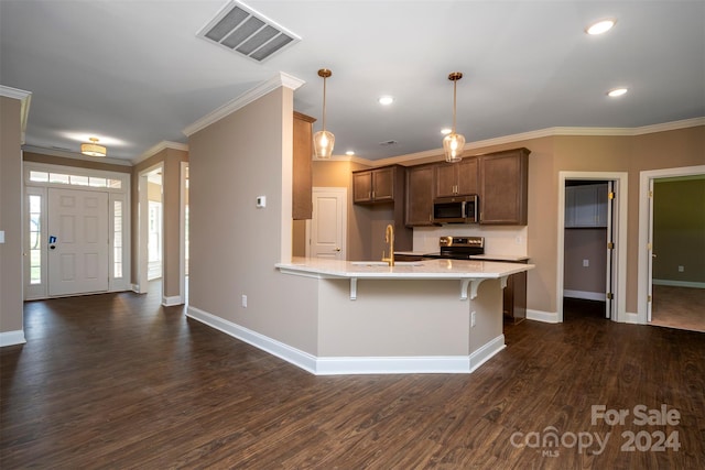 kitchen featuring a kitchen bar, stainless steel appliances, pendant lighting, kitchen peninsula, and dark wood-type flooring