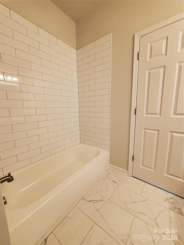 bathroom featuring tiled shower / bath