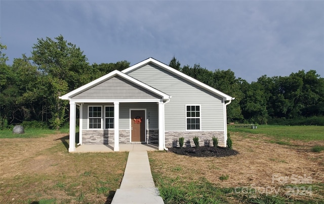 craftsman house featuring a porch and a front lawn