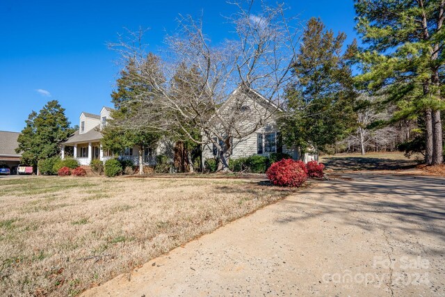 view of front facade featuring a front yard