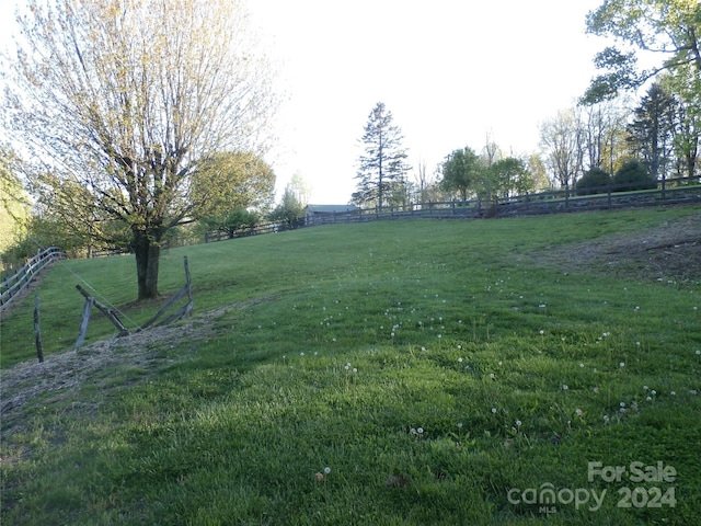 view of yard featuring a rural view