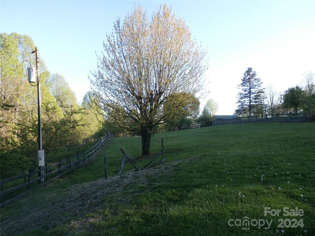 view of yard featuring a rural view