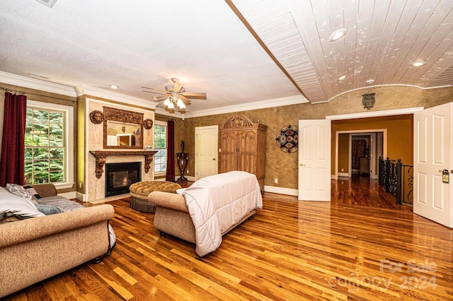 living room featuring crown molding, ceiling fan, and hardwood / wood-style floors